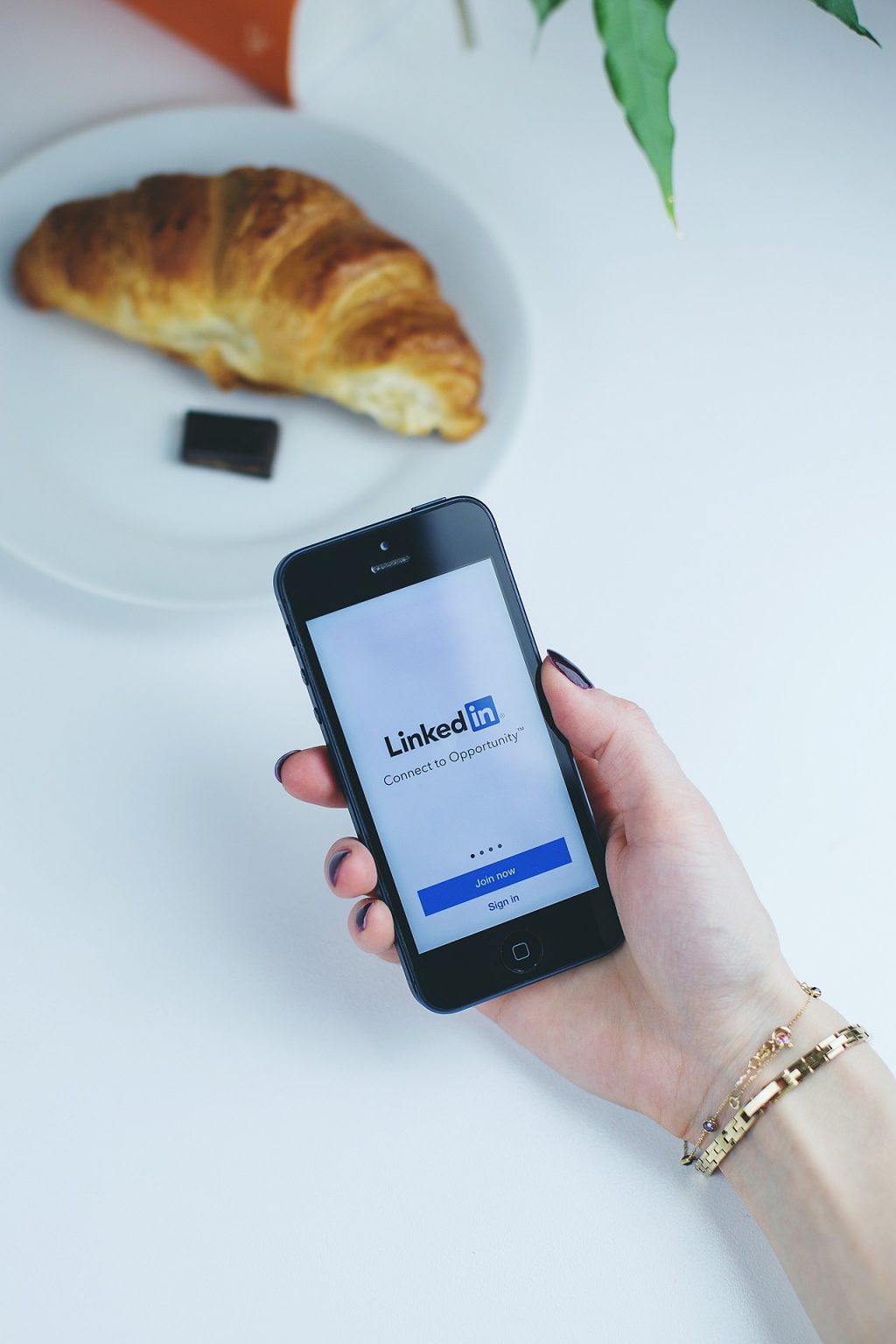 How to use LinkedIn to find a job in Singapore